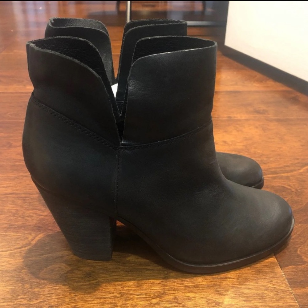 HP! 🖤Vince Camuto Booties🖤
